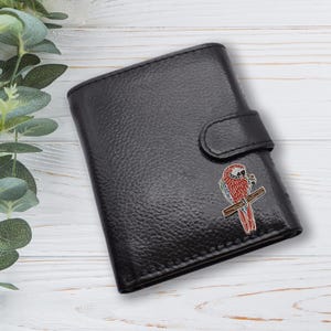 Cartera de cuero genuino negra con diseño de loro guacamayo escarlata y texto personalizado