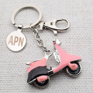 Personalisierte Initialen Pink Moped Scooter Schlüsselanhänger in optionaler Geschenkbox