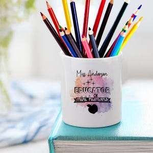 Könnte beinhalten: Weißer Keramik-Bleistifthalter mit Aquarell-Design und dem Text "Miss Anderson Educator of mini humans".
