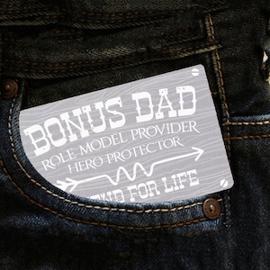 Sentimental Bonus Dad Holzmaserung Design | Wunderschön graviert | Andenken-Metallbrieftaschen-Karte