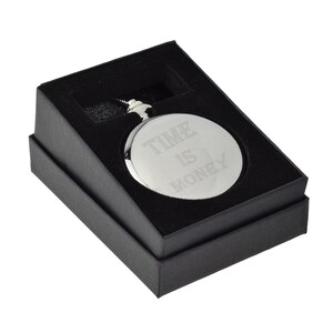 Montre de poche personnalisée Time is Money avec gravure et message au dos dans une boîte cadeau rigide
