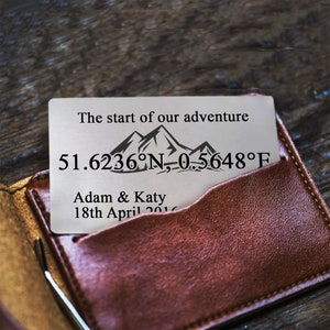 Personalisierter Start unseres Abenteuers Koordinaten Design | Wunderschön bedruckt | Silber Andenken-Metall Brieftasche Karte