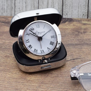 Reloj despertador de viaje con caja cromada grabada personalizada con mecanismo de cuarzo Regalo perfecto para cualquier amante de los viajes