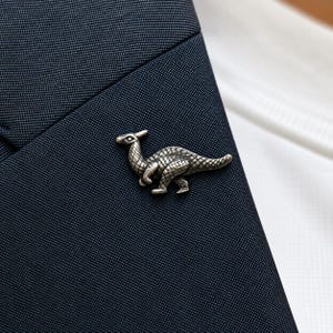 Engelskt tillverkat tenn Parasaurolophus dinosaurie kavajnål i ask 18 x 33 mm