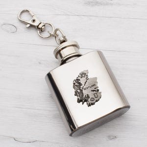 Carte en étain de l'Ecosse | Court message personnalisé au dos | Gourde de hanche de 1 oz | Présenté dans une boîte cadeau