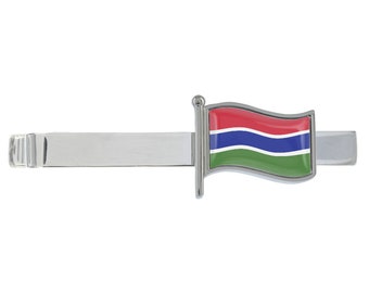 Pince à cravate argentée représentant le drapeau de la Gambie, présentée dans une boîte chromée personnalisée