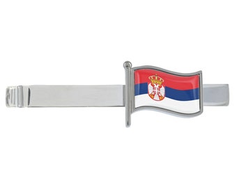 Pince à cravate argentée représentant le drapeau de la Serbie, présentée dans une boîte chromée personnalisée