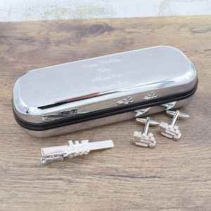 Clip Per Cravatta A Tema Treno Modello XT19 &ndash; Placcato Rodio &ndash; Nuovo Con Etichette &ndash; Cadogan Gifts