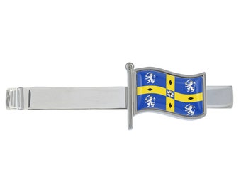 Pince à cravate argentée drapeau ondulé de Durham présentée dans une boîte chromée personnalisée
