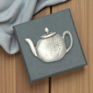 Ręcznie wykonana angielska przypinka na klapę w kształcie czajniczka z cyny, w pudełku