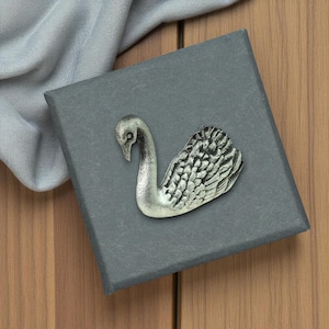 Englisch handgemachtes Pewter Swan Revers Pin Badge in einer Box präsentiert