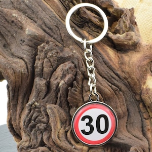 30 周年記念速度制限道路標識、背面にオプションで彫刻できるシルバー キーリング。
