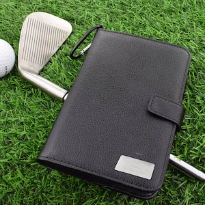 Organizador de golf de cuero sintético negro personalizado y grabado con reparador de chuletas, marcador y marcador adicional, tees, tarjeta de puntuación y lápices.