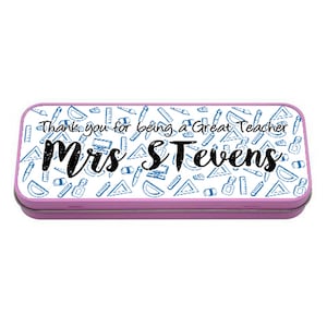 Puede incluir: Un estuche rectangular lila con una tapa blanca con un patrón azul de útiles escolares. El texto "Thank you for being a Great Teacher Mrs Stevens" se muestra en la tapa.