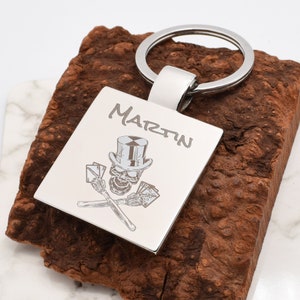 Splendidamente inciso e personalizzato con nome / Teschio con design di carte da gioco / Portachiavi quadrato in argento / Regalo sentimentale perfetto