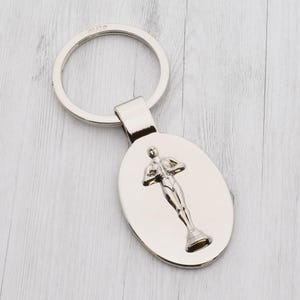 Personalizowany grawerowany brelok do kluczy z trofeum Oscara, zapakowany w aksamitny woreczek