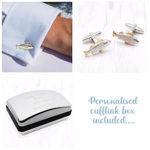 Könnte beinhalten: Silberne und goldene Fisch-Manschettenknöpfe mit einer personalisierten Geschenkbox. Die Box trägt eine Inschrift mit dem Text "Happy Birthday John All our love Mum and Dad".
