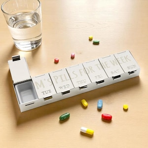 Portapillole personalizzato con i giorni della settimana / Può essere inciso con diversi caratteri