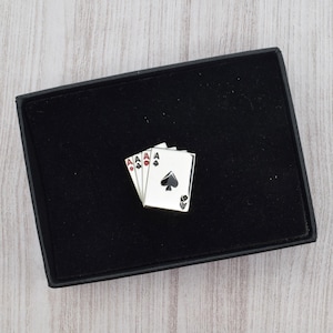 Spilla da bavero con design a carte da gioco 4 assi in confezione regalo personalizzata con incisione