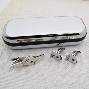 Royal Flush Cards-set met stropdasclip en manchetknopen in gegraveerde gepersonaliseerde doos