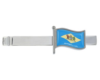 Pince à cravate argentée représentant le drapeau du Delaware, présentée dans une boîte chromée personnalisée