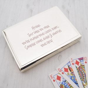 Puede incluir: Estuche para cartas de plata con una inscripción personalizada que dice "Michael Justo cuando crees que estás jugando bien tus cartas... Alguien llega y baraja tu mazo!"