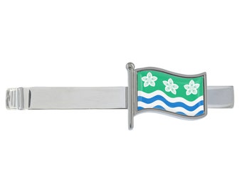 Pince à cravate argentée drapeau ondulé de Cumbria, présentée dans une boîte chromée personnalisée