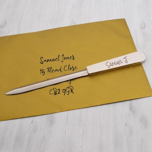 Ouvre-lettre joliment gravé du nom ou des initiales présenté dans une boîte cadeau