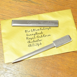 Abridor de cartas em bainha de metal brilhante com gravação opcional