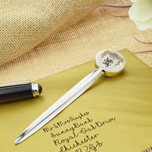 Abrecartas personalizado con el escudo de la familia y mensaje grabado personalizado en la parte posterior