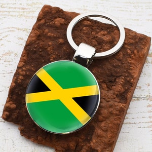 Peut inclure: Un porte-clés argenté avec un charme rond en verre représentant le drapeau jamaïcain. Le drapeau est vert, jaune et noir avec une croix diagonale.