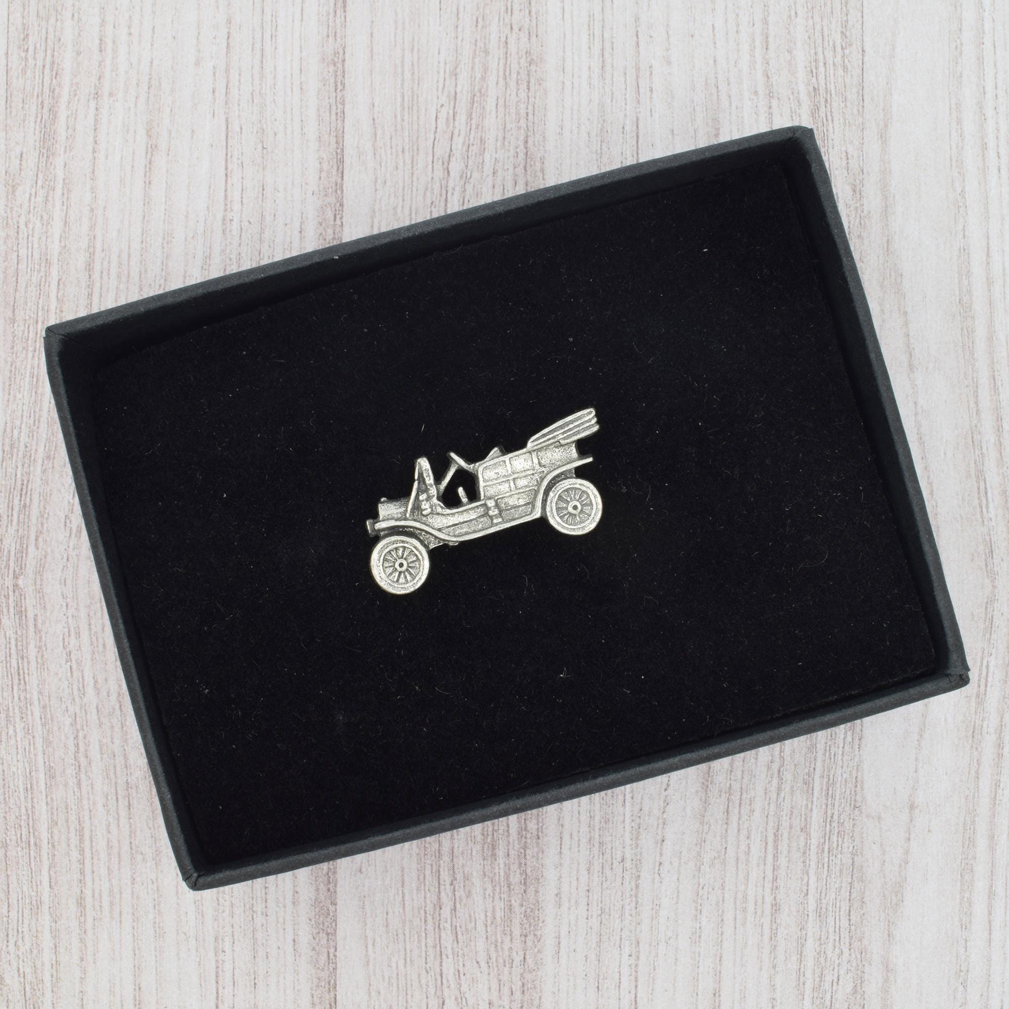 英国製ピューター製ヴィンテージカーデザインラペルピンバッジ。刻印