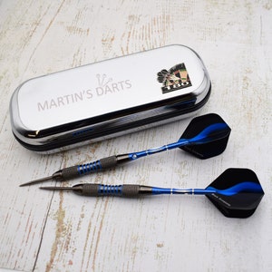 スタイリッシュなダーツボード 180ダーツデザイン 名前入りクロームケース付き (ダーツは付属しません)