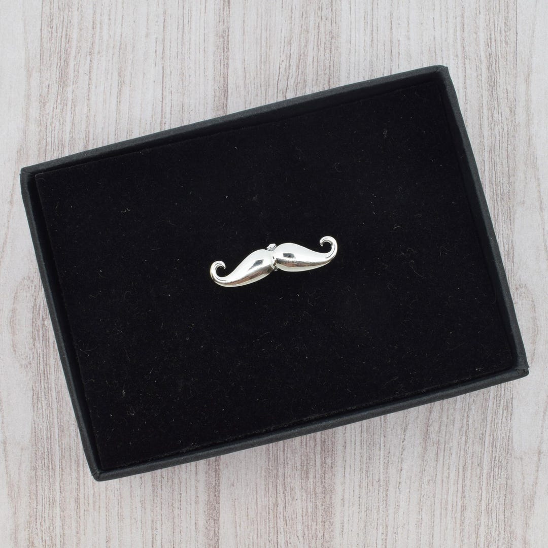 口ひげデザインのラペルピンバッジ（刻印入りギフトボックス入り