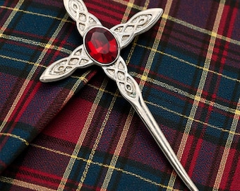 Broche de peltre con cruz celta de piedra roja, fabricado en Inglaterra, para falda escocesa, en caja personalizada.