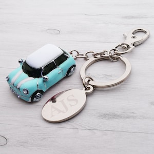 ベルベットポーチに入った、パーソナライズされた刻印入りのかわいいミニカーキーホルダー