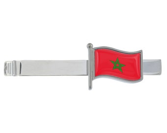 Pince à cravate argentée représentant le drapeau du Maroc, présentée dans une boîte chromée personnalisée