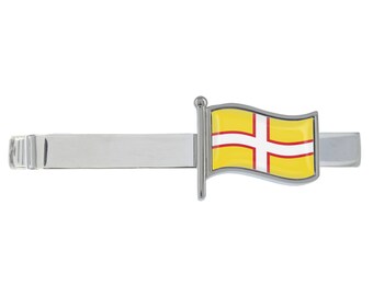 Pince à cravate argentée drapeau ondulé du Dorset présentée dans une boîte chromée personnalisée