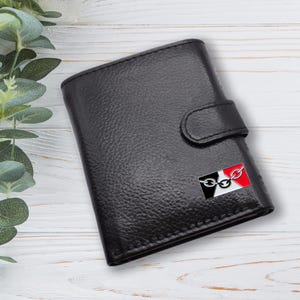 Cartera de cuero genuino negra con diseño de bandera de Black Country Chains personalizada con texto propio