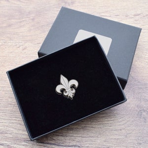 Pin de solapa con diseño de flor de lis en caja de regalo personalizada grabada