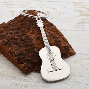 Schön graviert mit personalisierter Kurznachricht | Klassische Acoustic Chrome Gitarre Schlüsselanhänger | Präsentiert in einer Geschenkbox