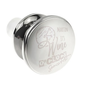 Peut inclure: Un bouchon de bouteille en argent avec un motif gravé blanc. Le motif représente un cadran d'horloge avec les mots "It's Wine O'Clock... Somewhere" et le nom "Martin".