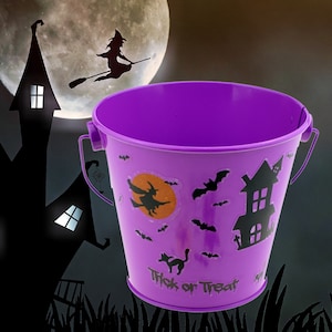 Pacote de dois baldes de metal para doces ou travessuras de Halloween com pacote de adesivos XNX014