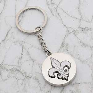 Design Fleur de Lis com chaveiro especial com mensagem gravada personalizada