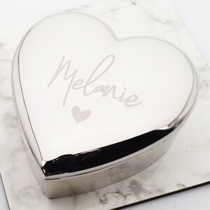 Wunderschön gravierte personalisierte Name & Herz Design Silber Herz geformte Trinket Box