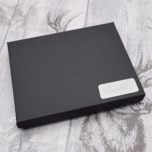 Cartera de cuero genuino negra con diseño de banderas a cuadros de F1 personalizadas con caja de regalo grabada opcional imagen 4