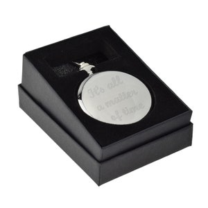 Montre de poche personnalisée "C'est une question de temps" gravée avec un message au dos dans une boîte cadeau rigide