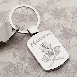 Totenkopf & Spielkarten Design | Personalisiert mit Namen | Gravierter Schlüsselanhänger
