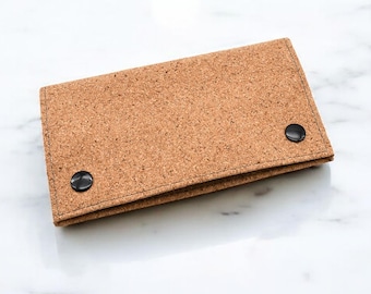 Pequeña bolsa de tabaco y portapapeles de corcho con diseño de corcho