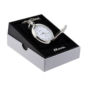 Personalisierte Ravel-Taschenuhr mit eingravierter Nachricht auf der Vorderseite in einer Geschenkbox aus Starrkarte